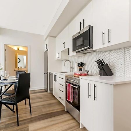 Stylish 2Br Condo - Balcony - Stunning City View Kitchener Kültér fotó