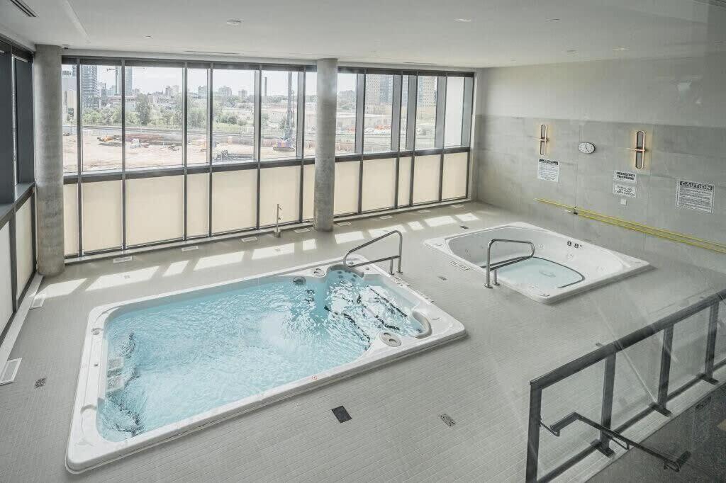 Stylish 2Br Condo - Balcony - Stunning City View Kitchener Kültér fotó