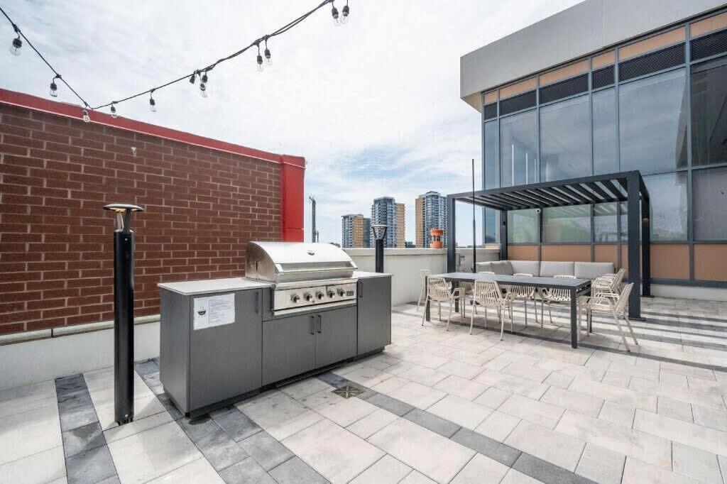 Stylish 2Br Condo - Balcony - Stunning City View Kitchener Kültér fotó