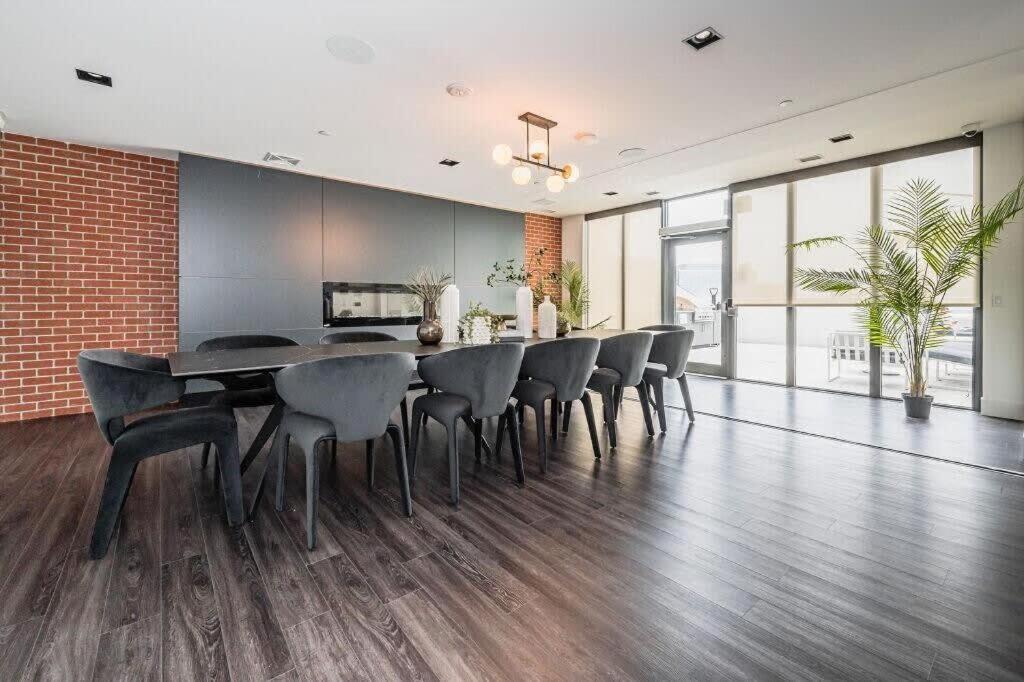 Stylish 2Br Condo - Balcony - Stunning City View Kitchener Kültér fotó