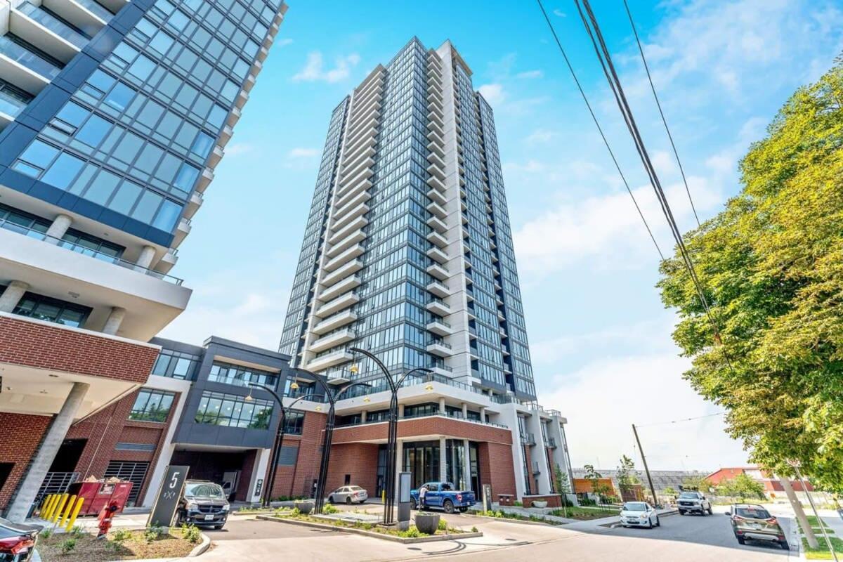 Stylish 2Br Condo - Balcony - Stunning City View Kitchener Kültér fotó