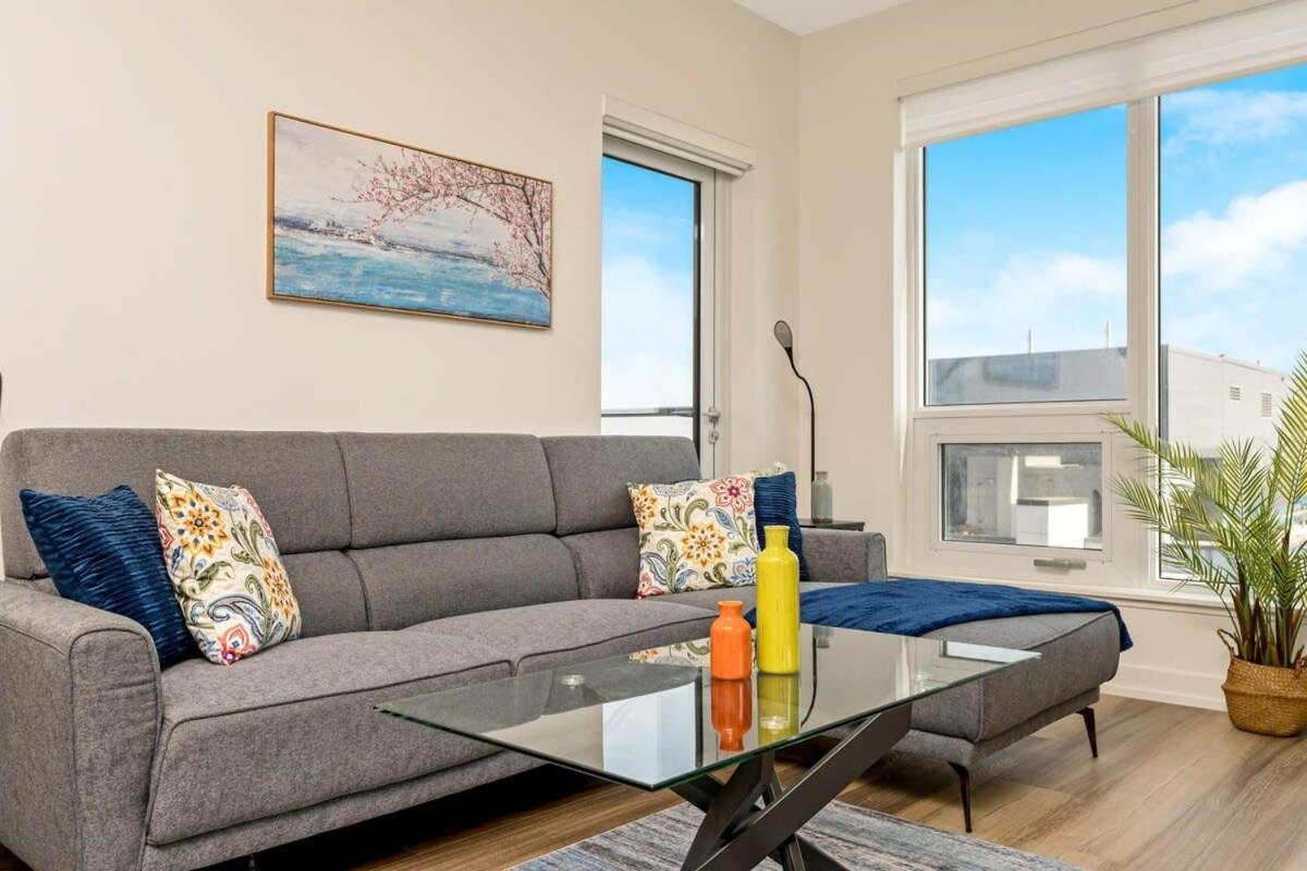 Stylish 2Br Condo - Balcony - Stunning City View Kitchener Kültér fotó